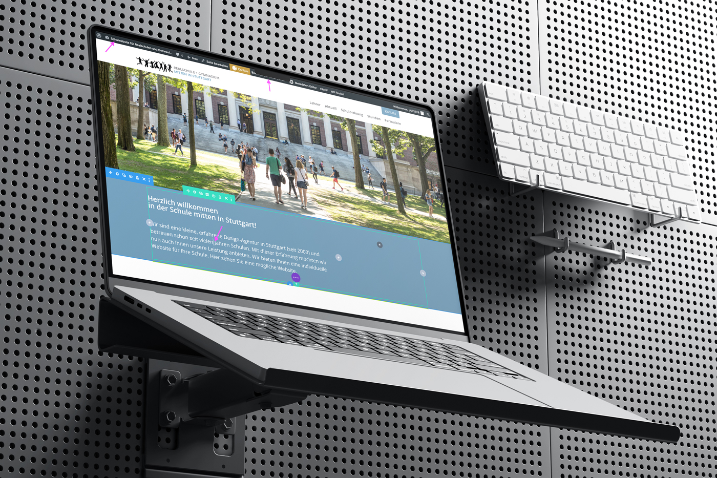 Laptop mit einem Bildschirm-Mockup, der eine Webseite anzeigt, auf einem Wandhalter montiert.